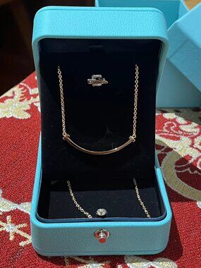 Tiffany & Co Smile Pendant Necklace gold Delicate Chain Elegant